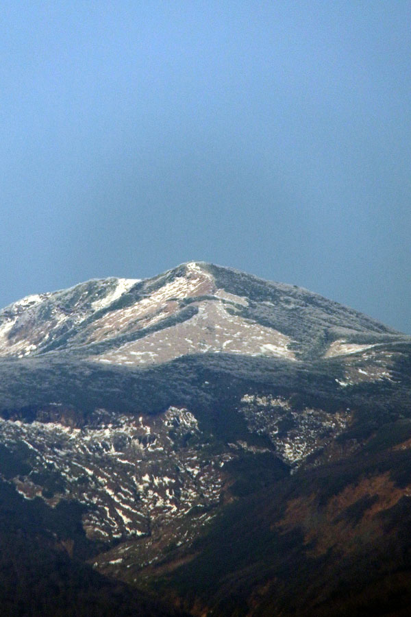 消えそうで消えない須川の雪